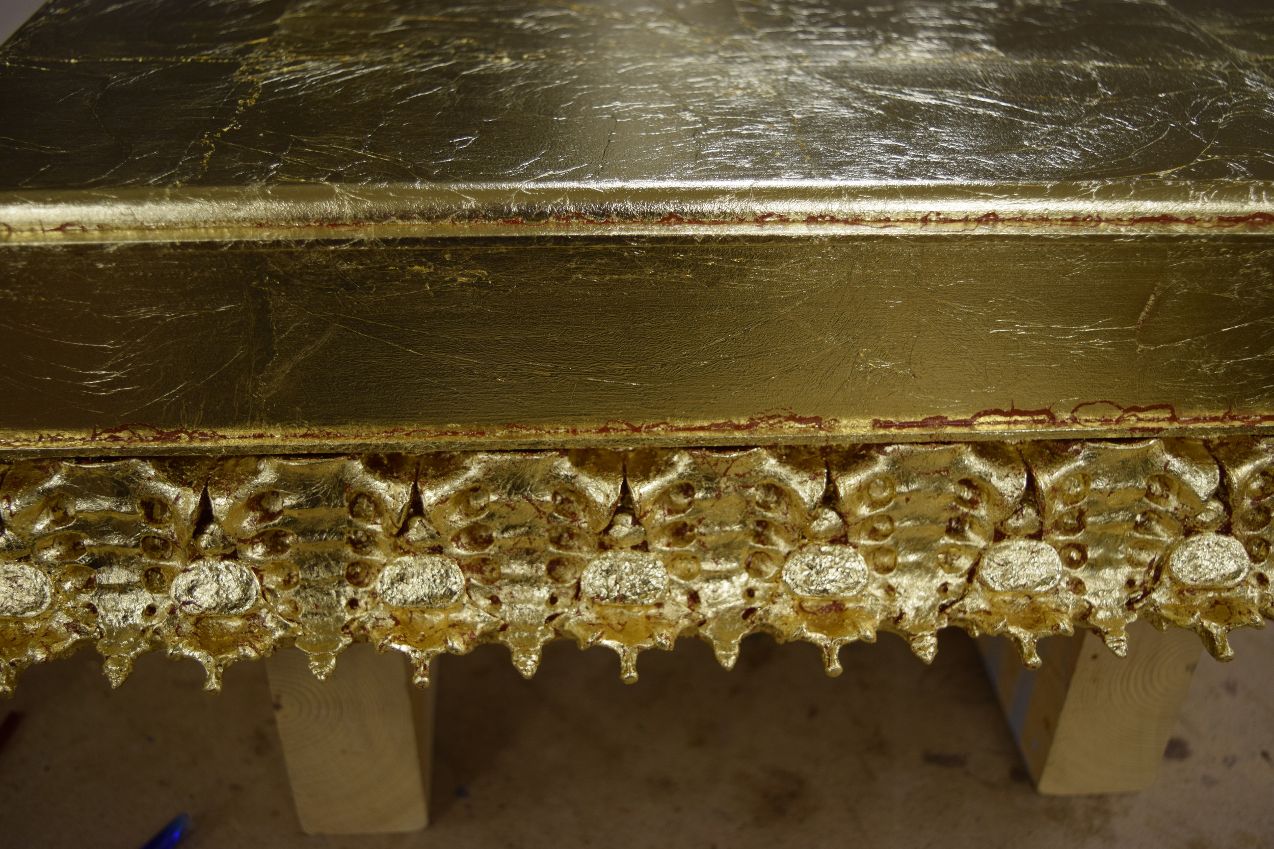  Detail of the gilded base and ornament. 