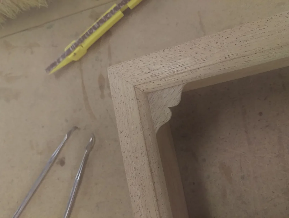  Detail of the corner ornament. 