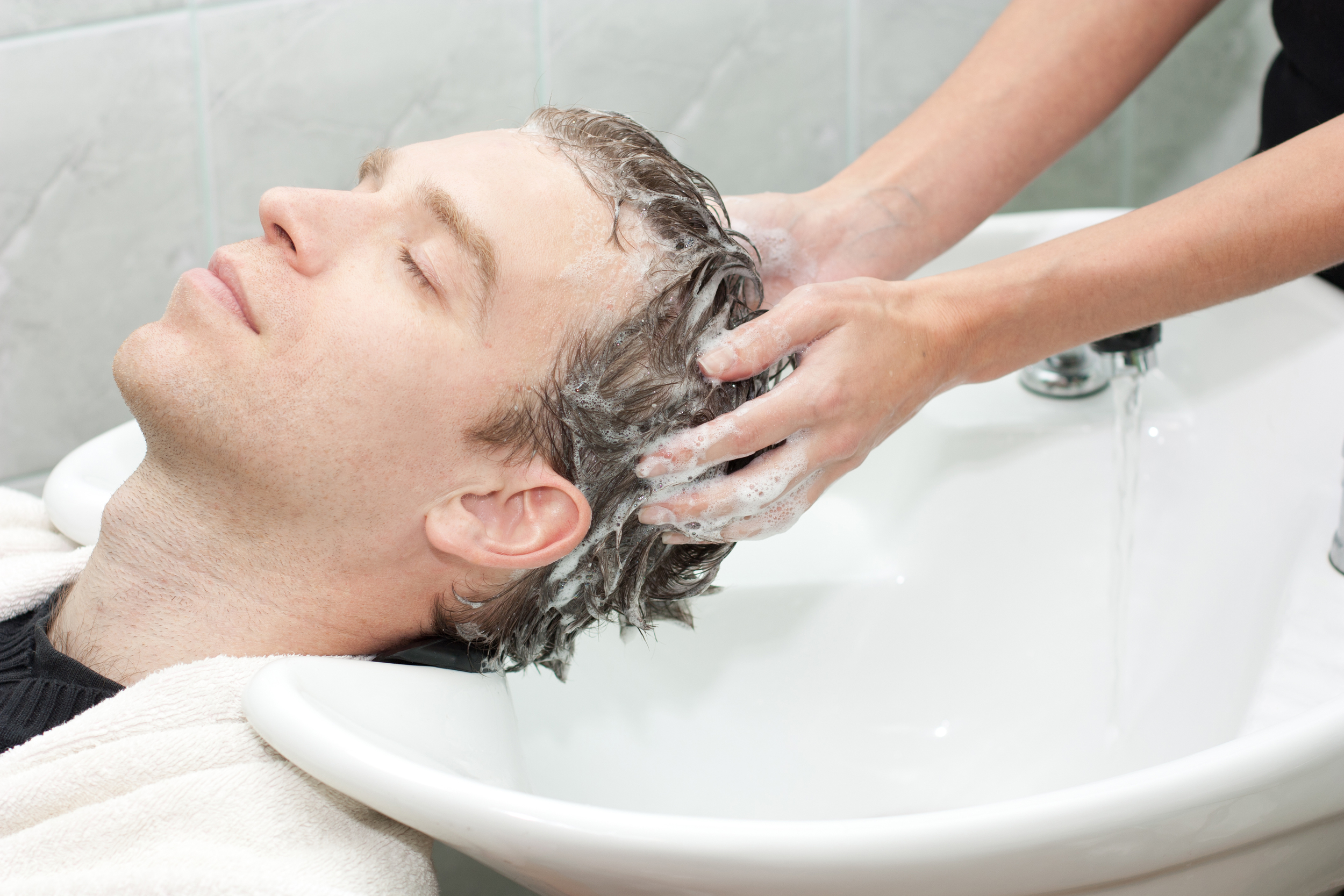 Мужчина моет волосы. Мытье головы мужское. Мытье головы мужчине в салоне. Мытьё головы в парикмахерской. Шампуни для мытья головы в салоне.