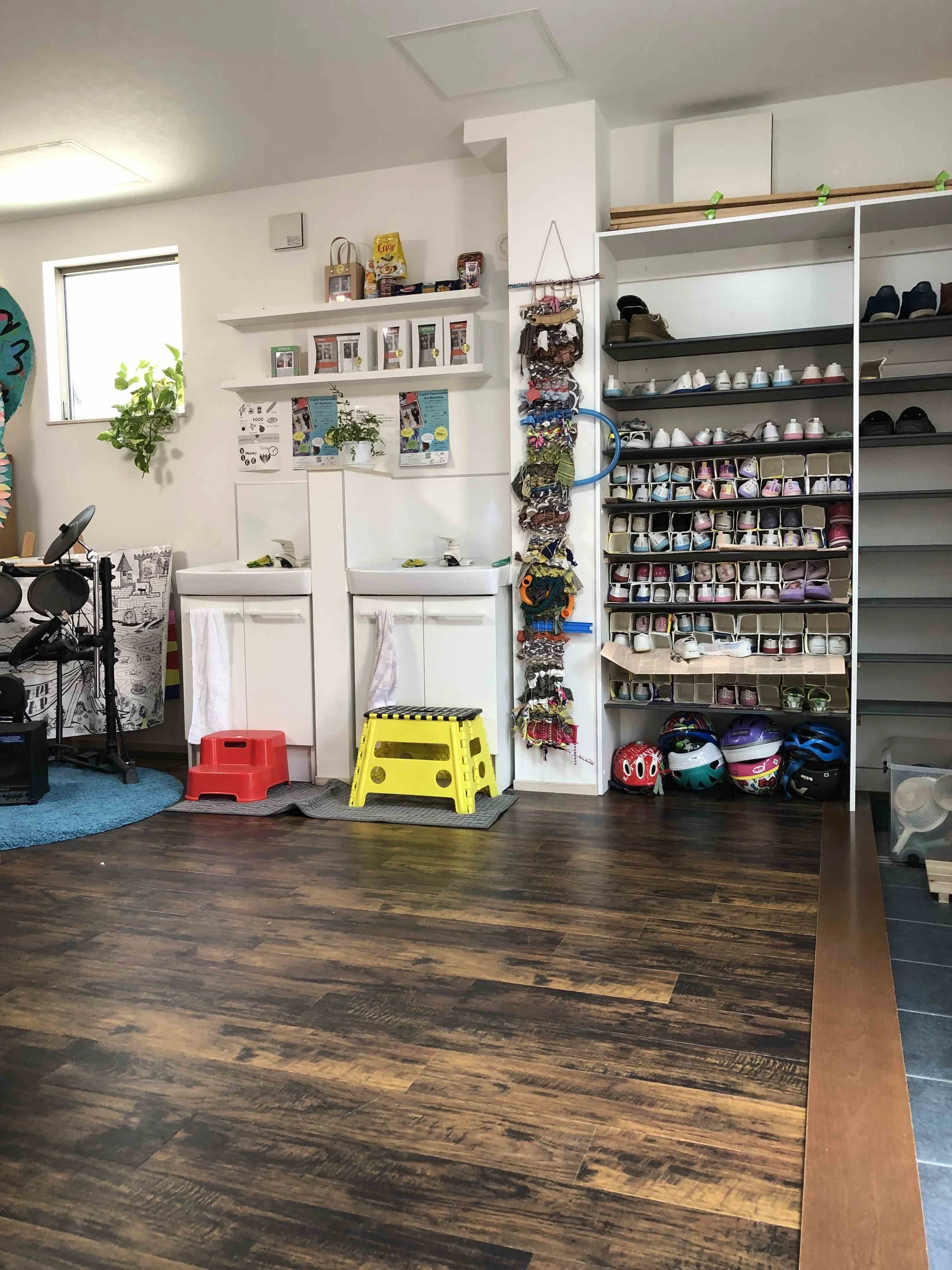 Shoe box / In house Charity Workshop store靴箱 / チャリティー英会話ワークショップの店舗