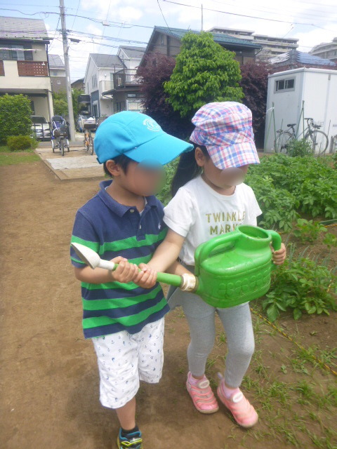 BKI-Preschool:farm2-watering-wateringcan-hold(BLUR).jpeg