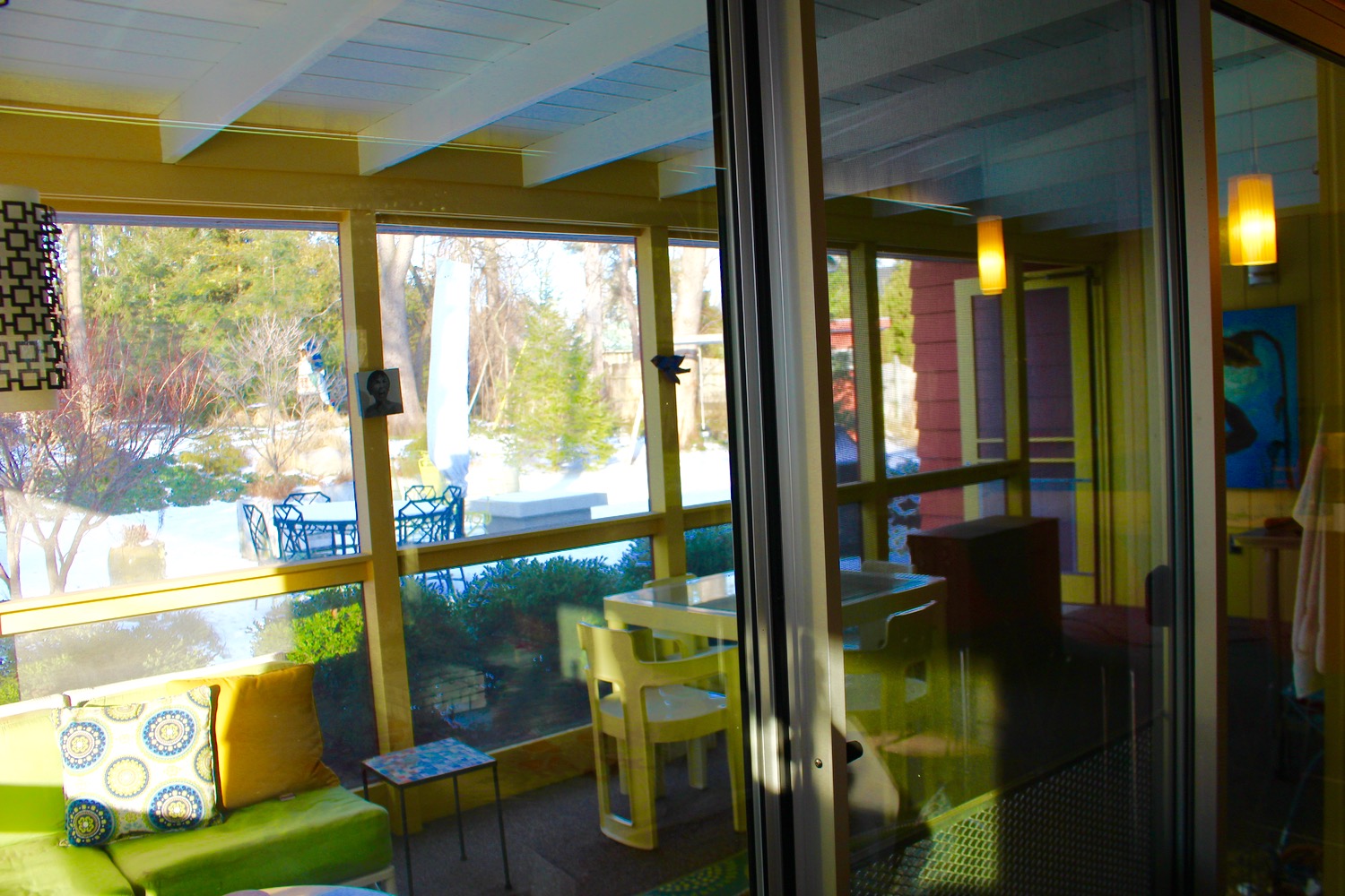 Porch with a view to the sunken backyard