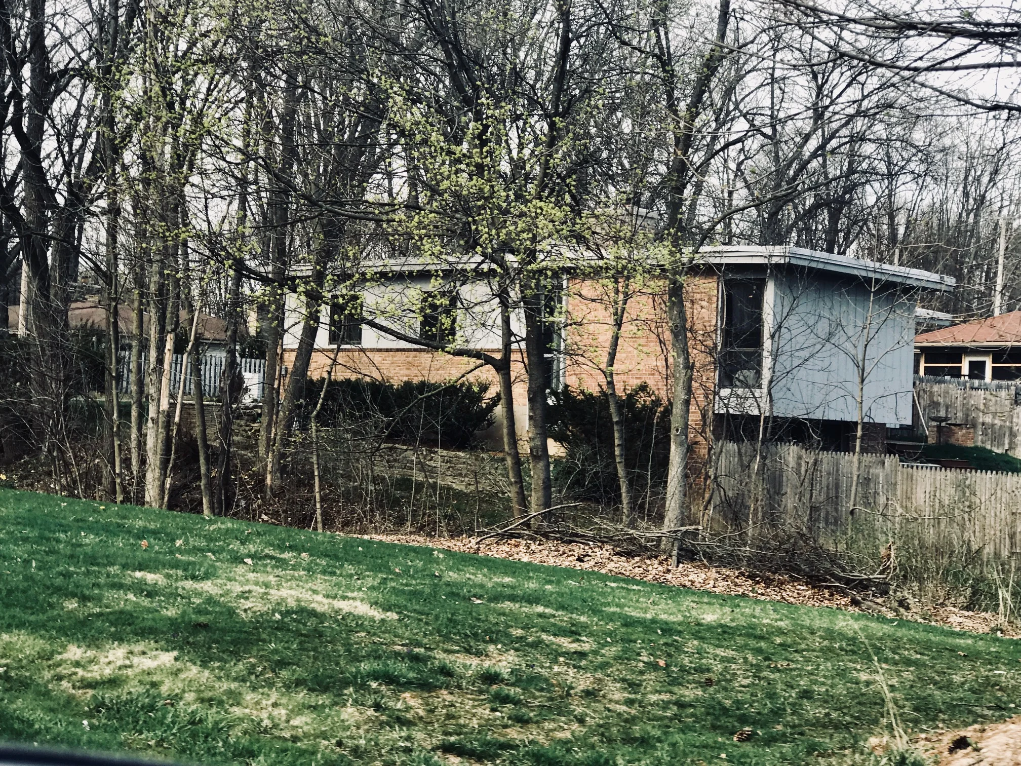 SIDE VIEW OF THE HOUSE
