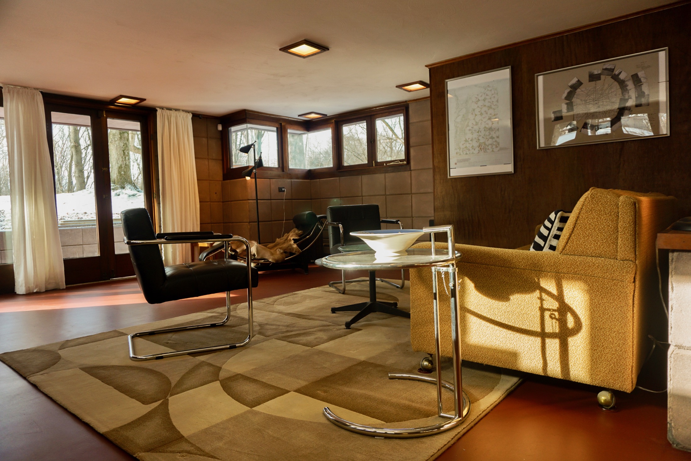 SITTING ROOM WITH VIEW TO THE OUTSIDE