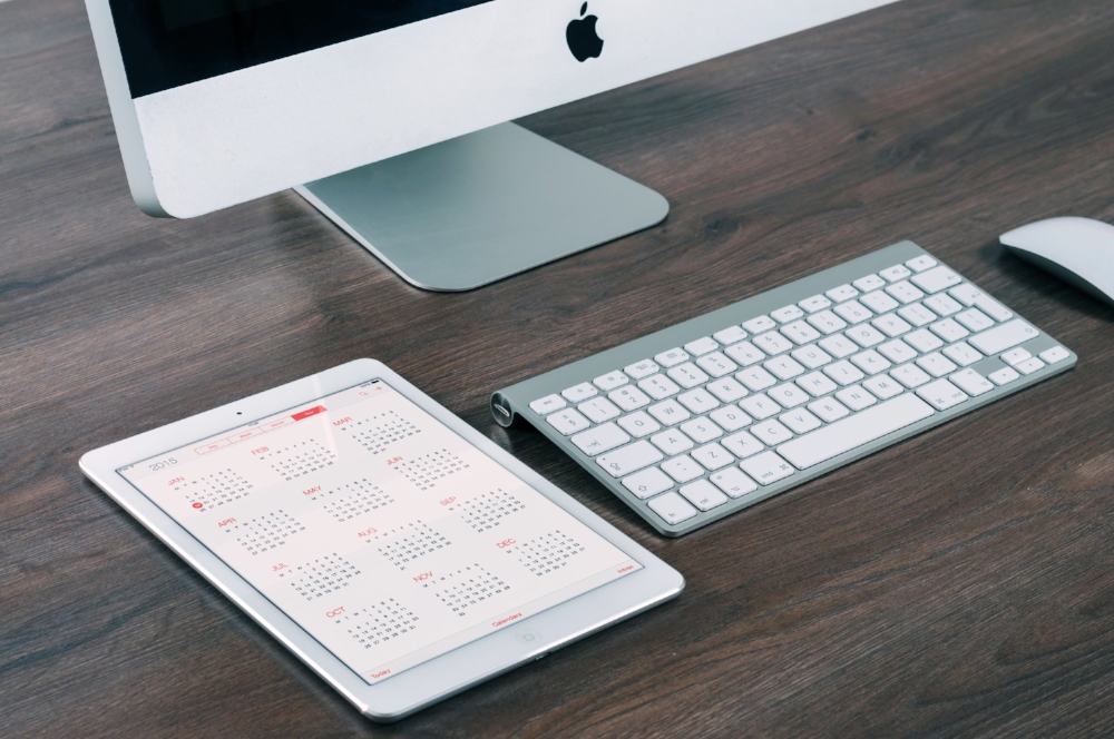 apple-desk-working-technology.jpeg