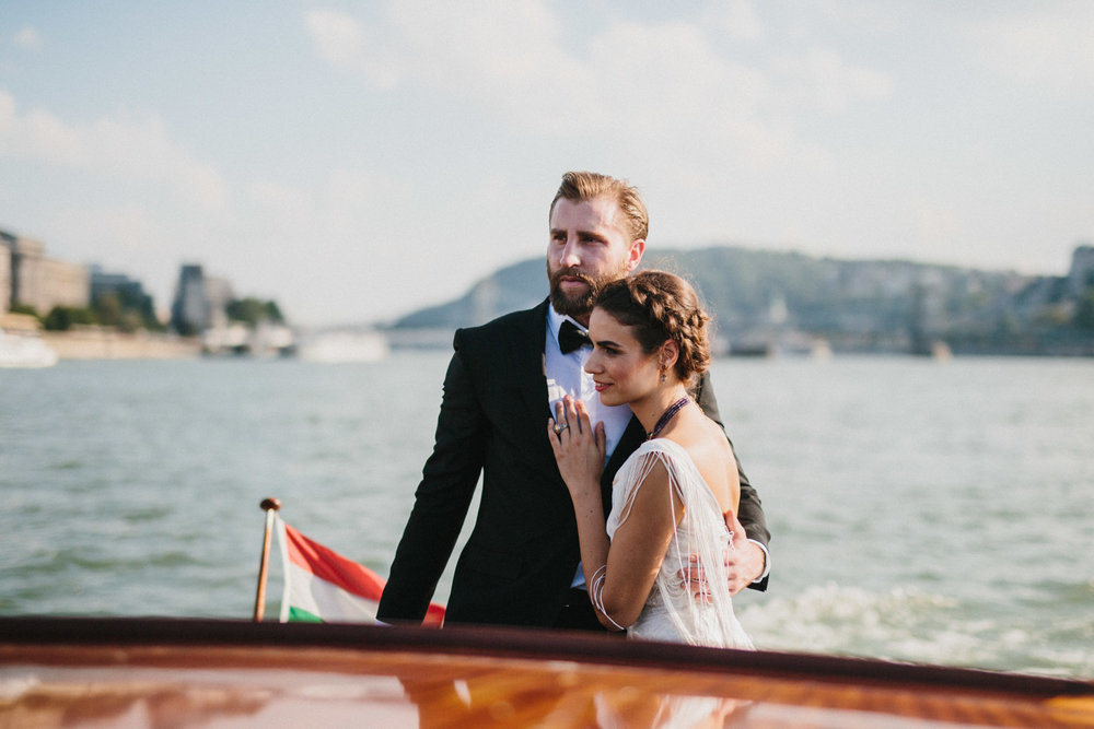 Well+Travelled+Bride+Dunarama+Budapest+Honeymoon+Boat.jpg