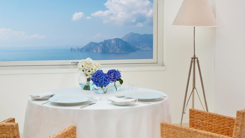 1 Well Travelled Bride Sorrento Honeymoon Dining Relais Blu.jpg