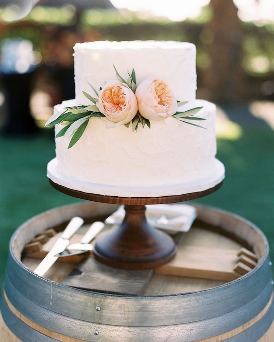 1 Well Travelled Bride Cake Works Wedding Cakes Hawaii.jpg