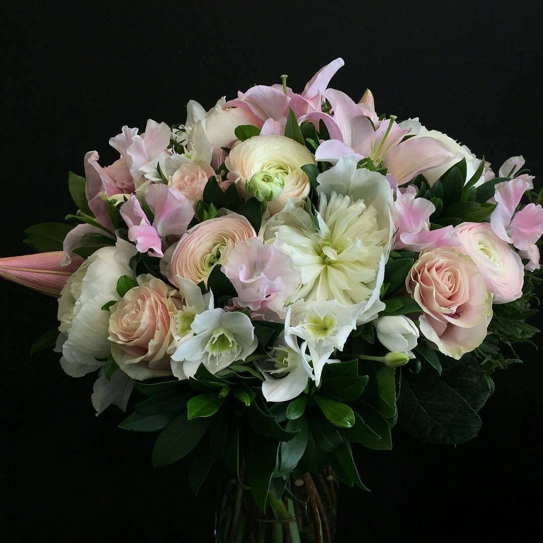 4 Well Travelled Bride Fleurs de Prestige Wedding Florist Paris.jpg
