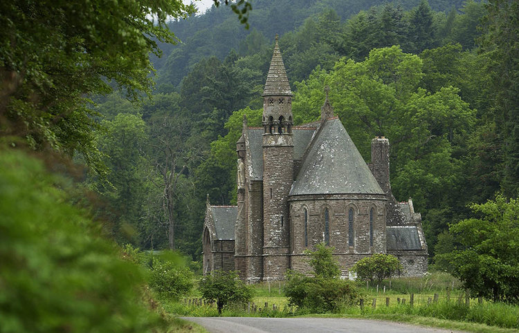 Well+Travelled+Bride+Scottish+Highlands+Wedding+Castle+Venue+Drumtochty+Castle+2.jpeg
