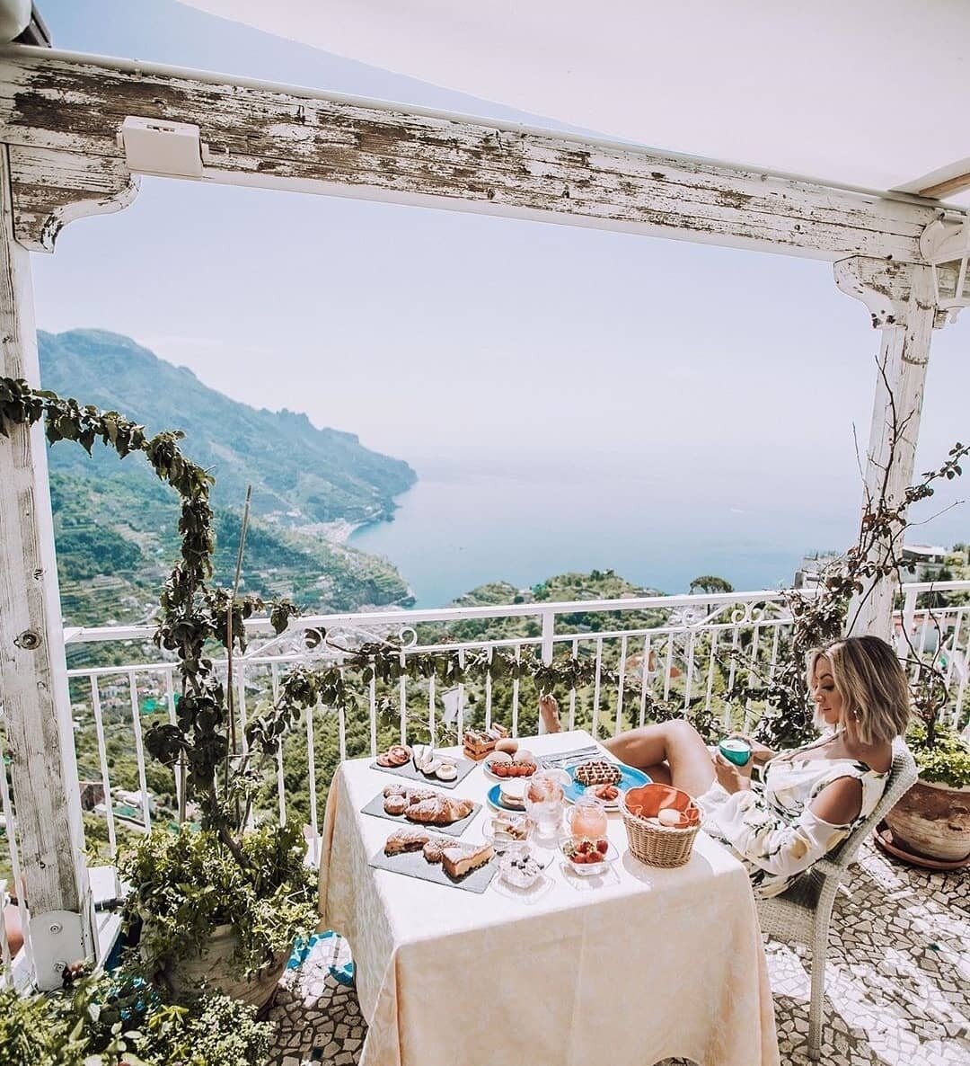 When dreaming of a stay in the Amalfi Coast, images of the famous @hotelbonadies may unconsciously be conjured up in your mind. This 4-star hotel and venue has been hosting travellers to the coast since 1880, when it was first a convent, then later w