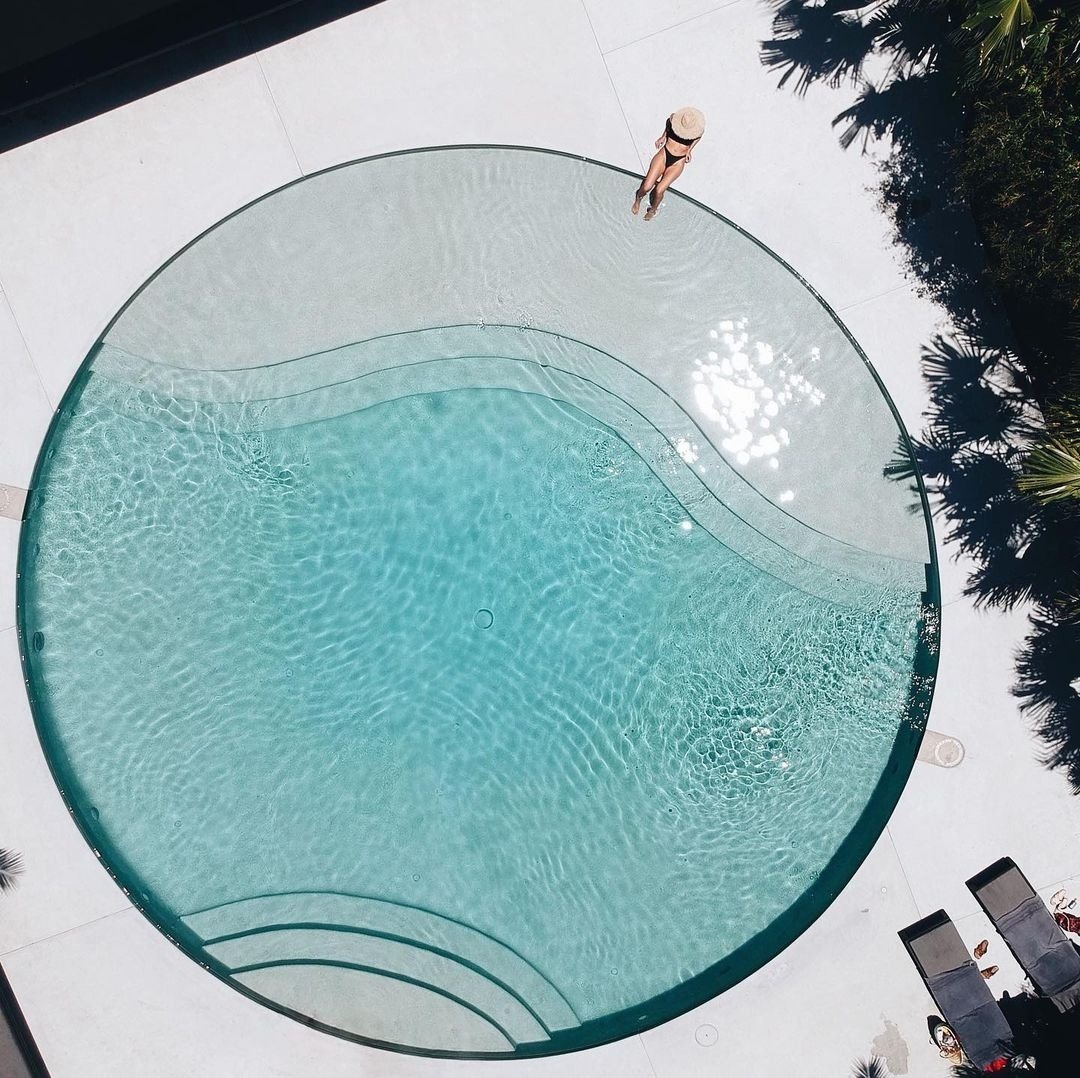 Clean, modern, and authentic, @byron_beach_abodes sets a new standard for Byron Bay luxury accommodations. This collection of guesthouses founded and designed by Taliah and Sein Lowry has been a labour of love from the start. Stemming from the Lowrys