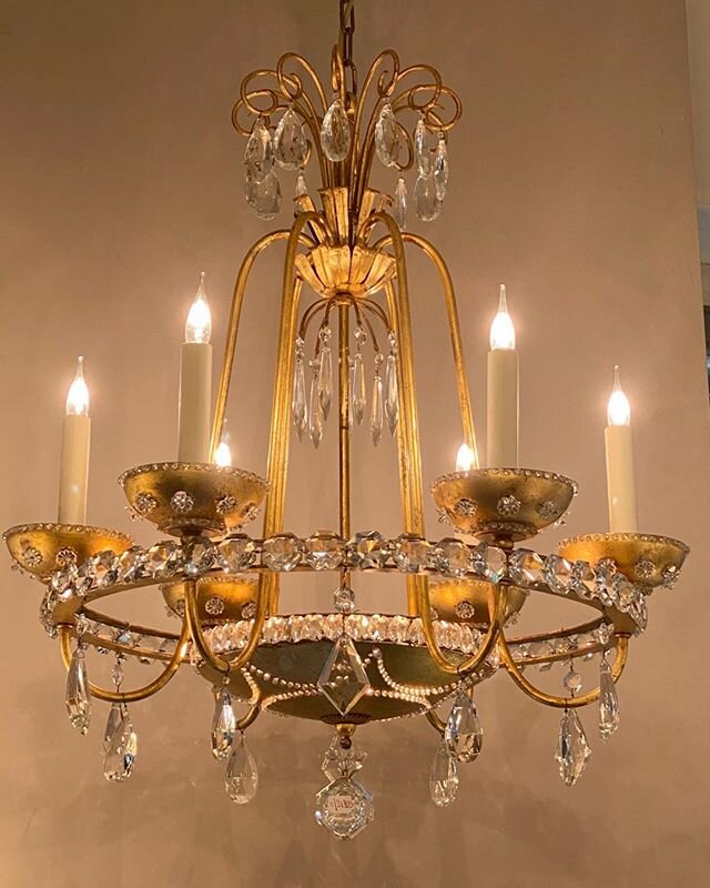 😍lustre de la Maison Bagu&egrave;s ! Chic!  @marchedauphine @marcheauxpucesdesaintouen #luminaire #lighting #lustre #decorationinterieure #interiordesign #homedesign #chandeliers #antiquechandeliers