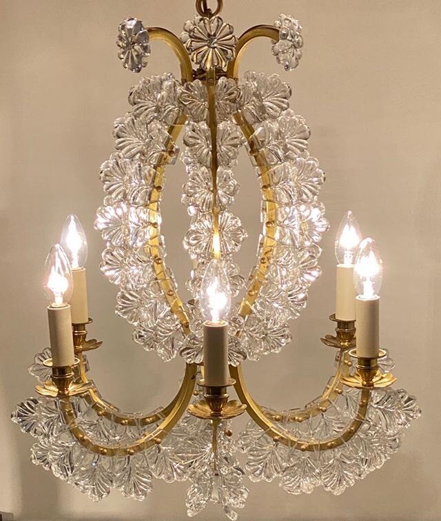 Lustre cage orn&eacute; de cristaux de la Maison Baccarat. &laquo;&nbsp;Feuilles de ch&ecirc;ne&nbsp;&raquo; 6 bras de lumi&egrave;re. Dimensions. 60 cm x 54 cm  Cage frame chandelier. France mid 20th century. Decorated with crystals from th&eacute; 