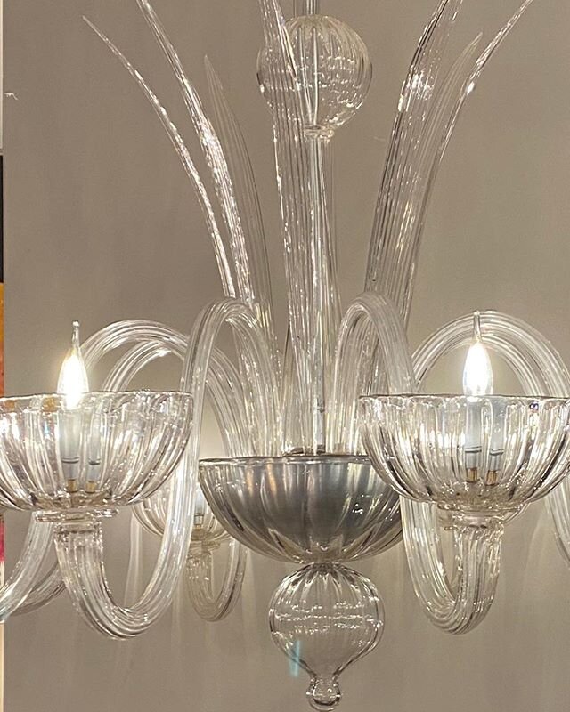 &Eacute;l&eacute;gant lustre en verre de Murano 
Italie circa 1940-50. 
Mod&egrave;le &agrave; f&ucirc;t central constitu&eacute; de 2 c&ocirc;nes invers&eacute;s
Grande coupe centrale recevant 8 bras de lumi&egrave;re et 8 grandes feuilles nervur&ea