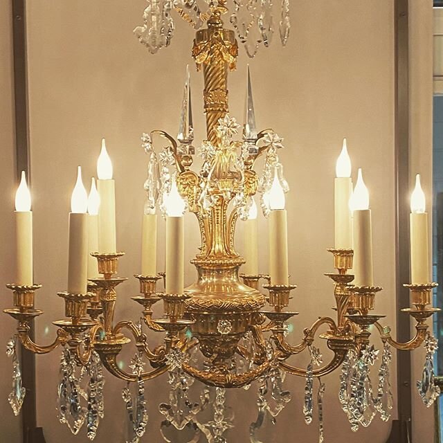 Lustre de style Louis XVI. &Eacute;poque Napol&eacute;on III. Bronze dor&eacute; &agrave; d&eacute;cor de t&ecirc;tes de b&eacute;lier, angelots feuillage et rinceaux .
15 lumi&egrave;res.  Dimensions : 95 cm x 70 cm.  Chandelier in the style of Loui