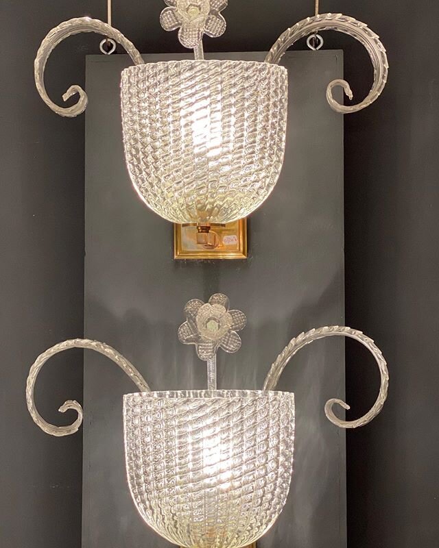 Paire d&rsquo;appliques en verre de Murano. Sobre, chic! 
@galerievonthron
@marchedauphine
@pucesdeparissaintouen 
#lighting 
#lightings 
#murano 
#homedecoration 
#homedesign