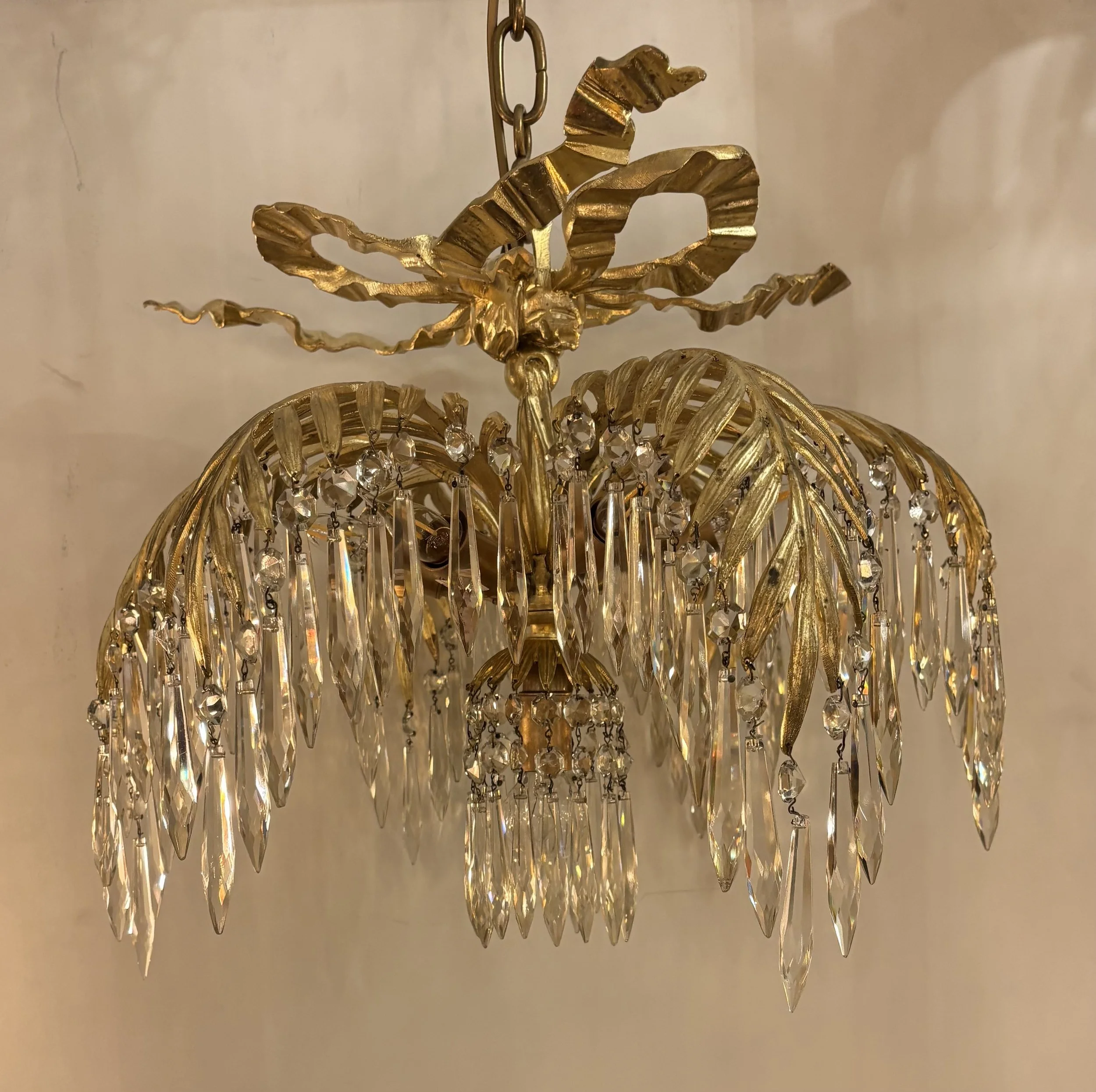 Chandelier with palm leaf decoration