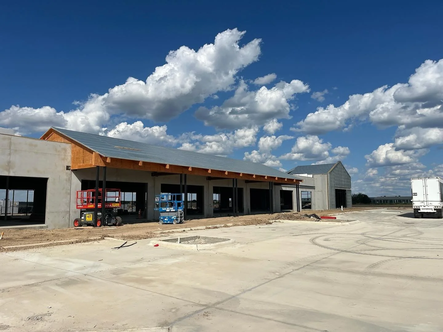 The first phase of retail at Sendero, a Pearl River Development, is moving along out in Bastrop, Texas! TDS is excited to see the tilt wall up and things start taking shape. 

Project Team: Spencer Harkness, Mason Mote, Eric Mayfield, Joeris General 