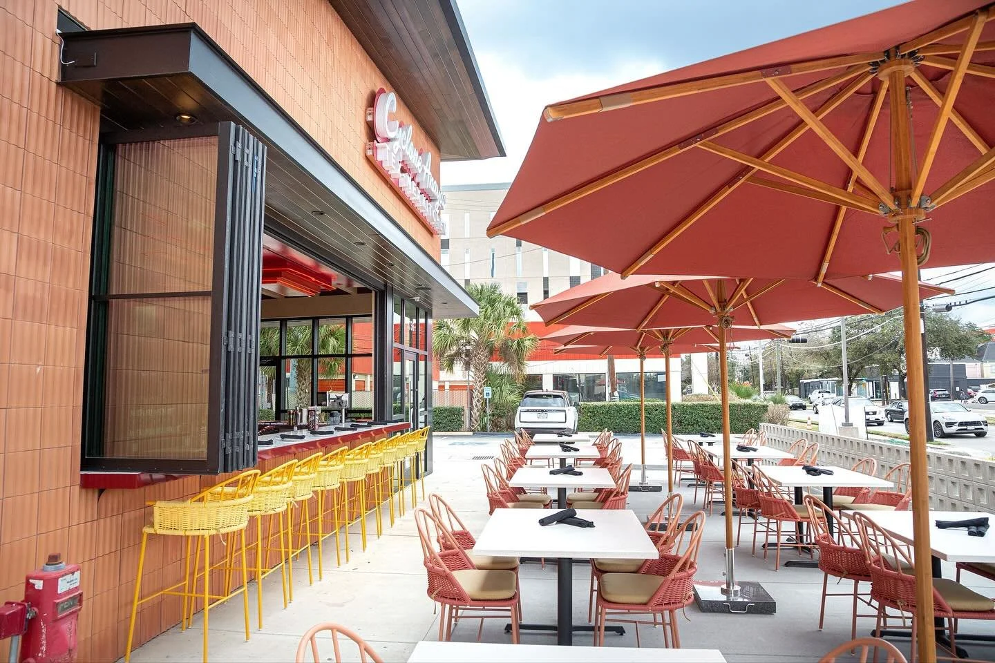 It is slowly starting to feel like patio weather in Houston! The design of Cyclone Anaya&rsquo;s on Westheimer has it all! An indoor-outdoor bar that carries you right outside to the relaxing patio, an indoor private dining area for parties, and capt
