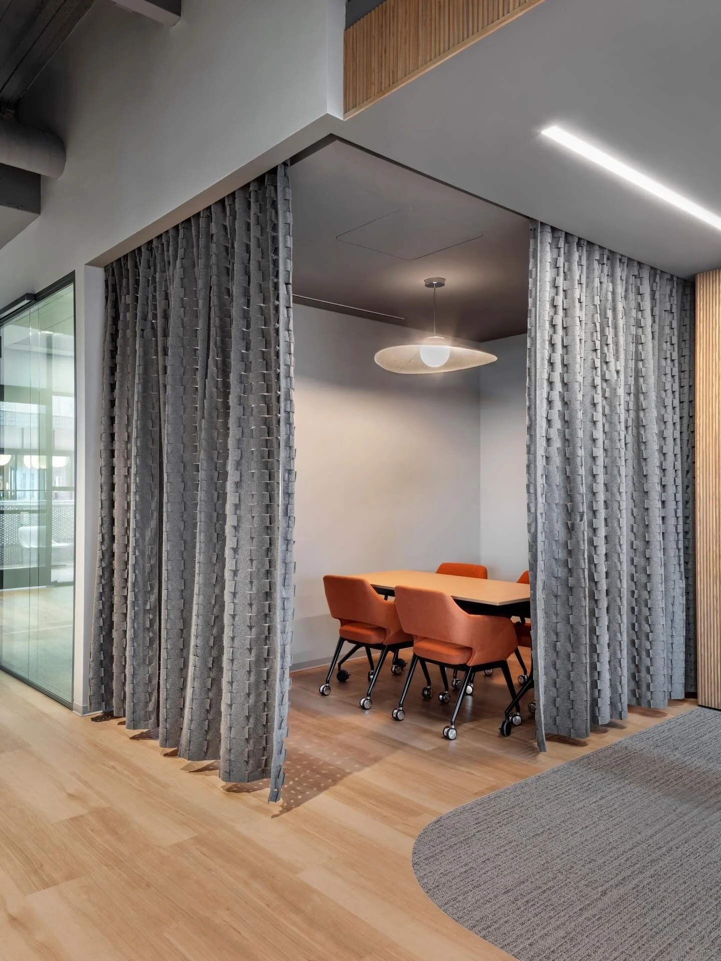 Welcoming 2026 with soft textures, warm tones, and natural light! All of the different elements come together to create a workspace that feels as inviting as it is functional for our confidential energy clients space at The Ion.

Photography | Joe Ak