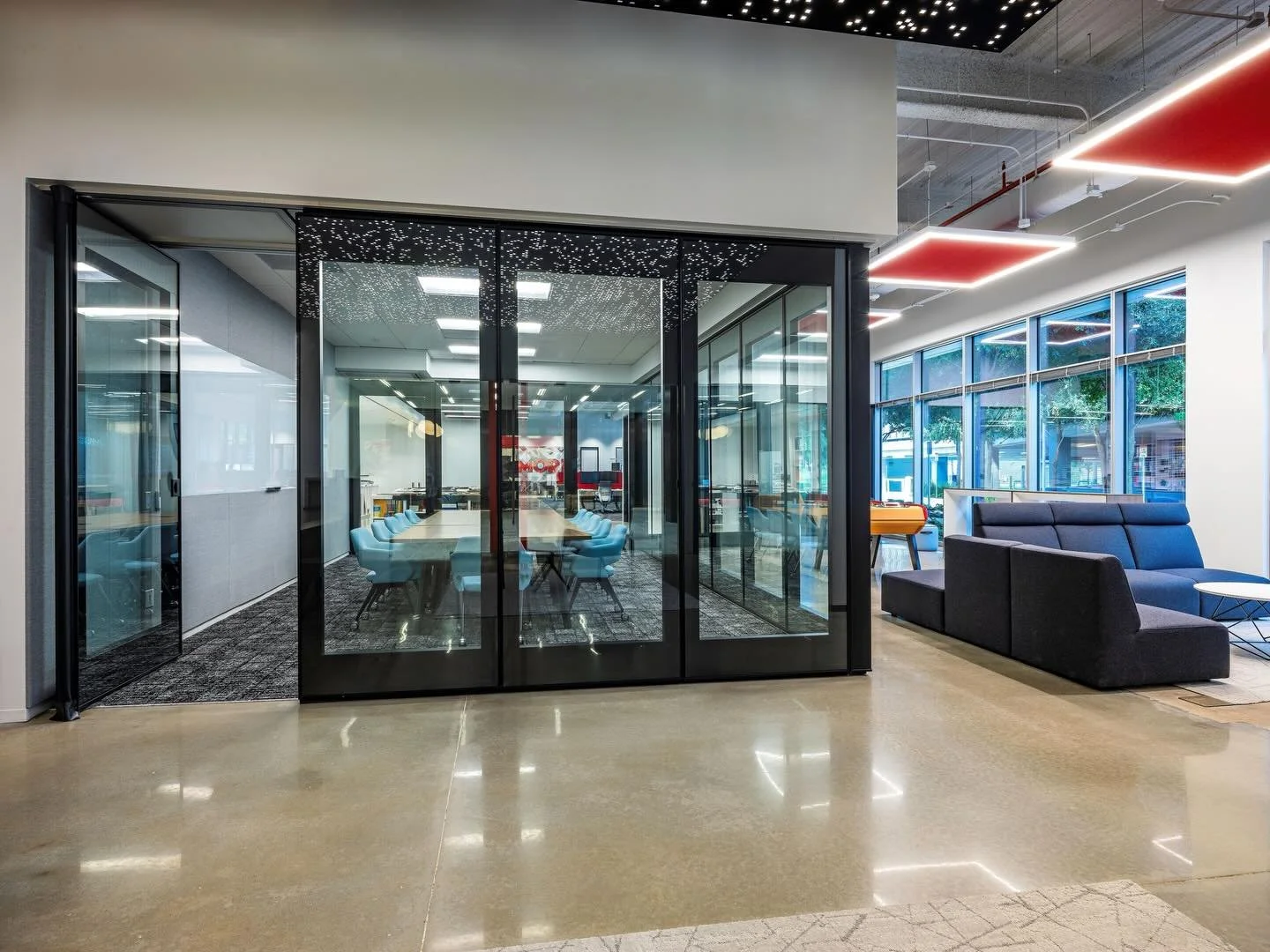 Closed ➡️ Open
Transform your space with moveable partition! This design element can revolutionize your office environment. These adaptable dividers can create a private work area or open up the room for a collaborative meeting. 

Do you prefer open 