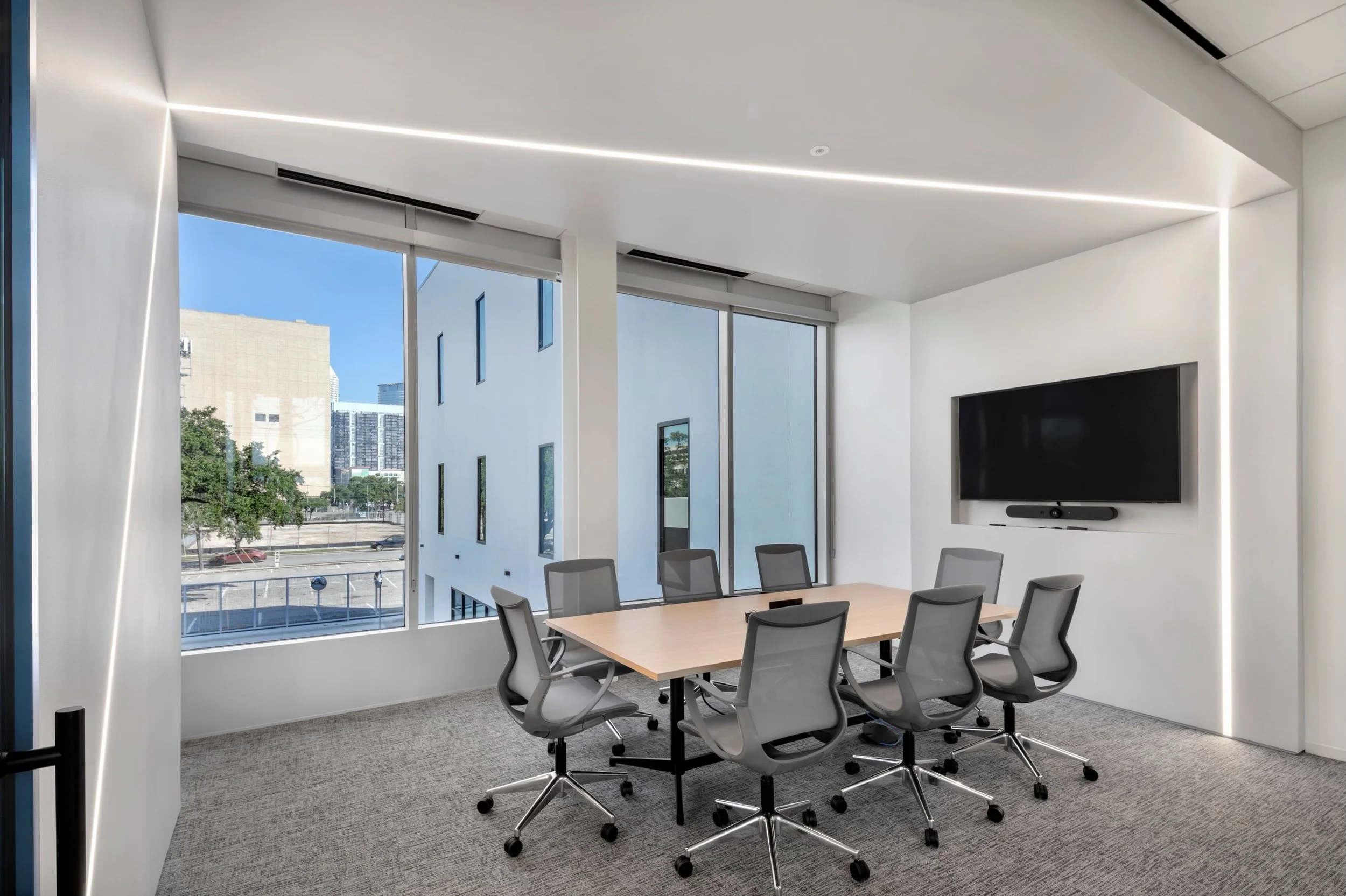 A stand out feature of SEARCH Homeless Services 53,000 SF headquarters is the bridge that connects the old construction to the new construction. This space houses conference rooms filled with natural ight and dynamic lighting that creates a presence 