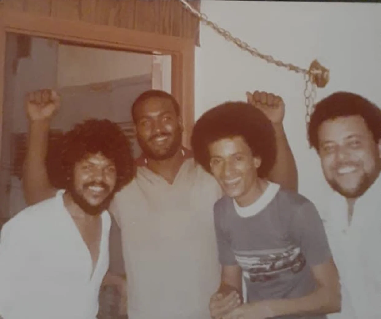 Cristóbal Colón (primero de la izquierda) junto varios amigos, incluyendo a Marvin Santiago a la extrema derecha. (Foto de Ivy Rodríguez)