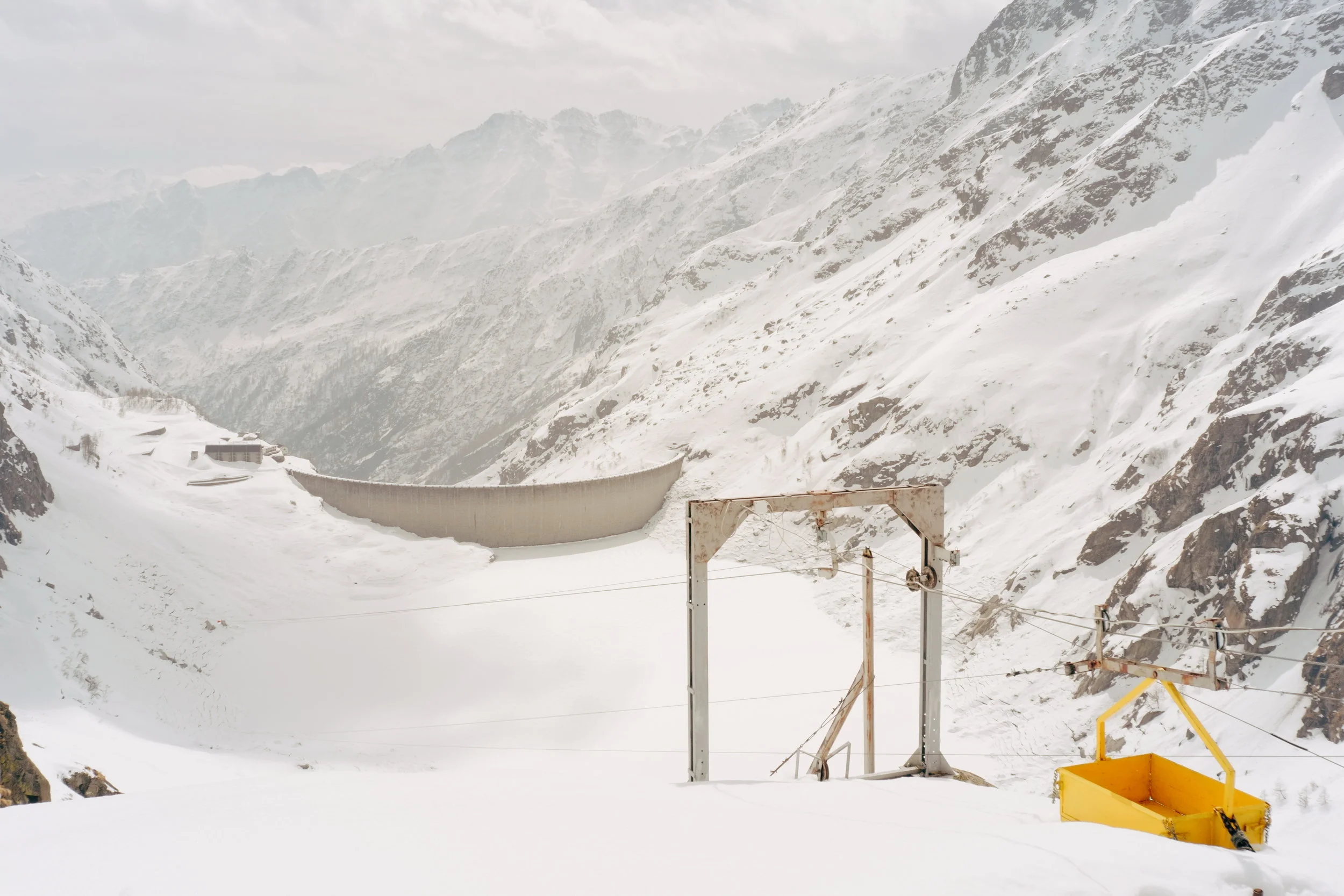 Le barrage de Teleccio en contre-bas du refuge.