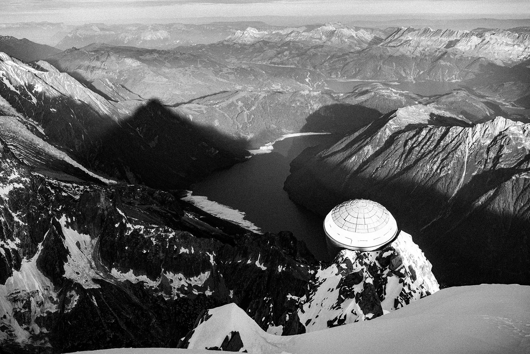 Vision sur la vallée de Chamonix depuis l'Aiguille Verte, série SPECTRA. 2024