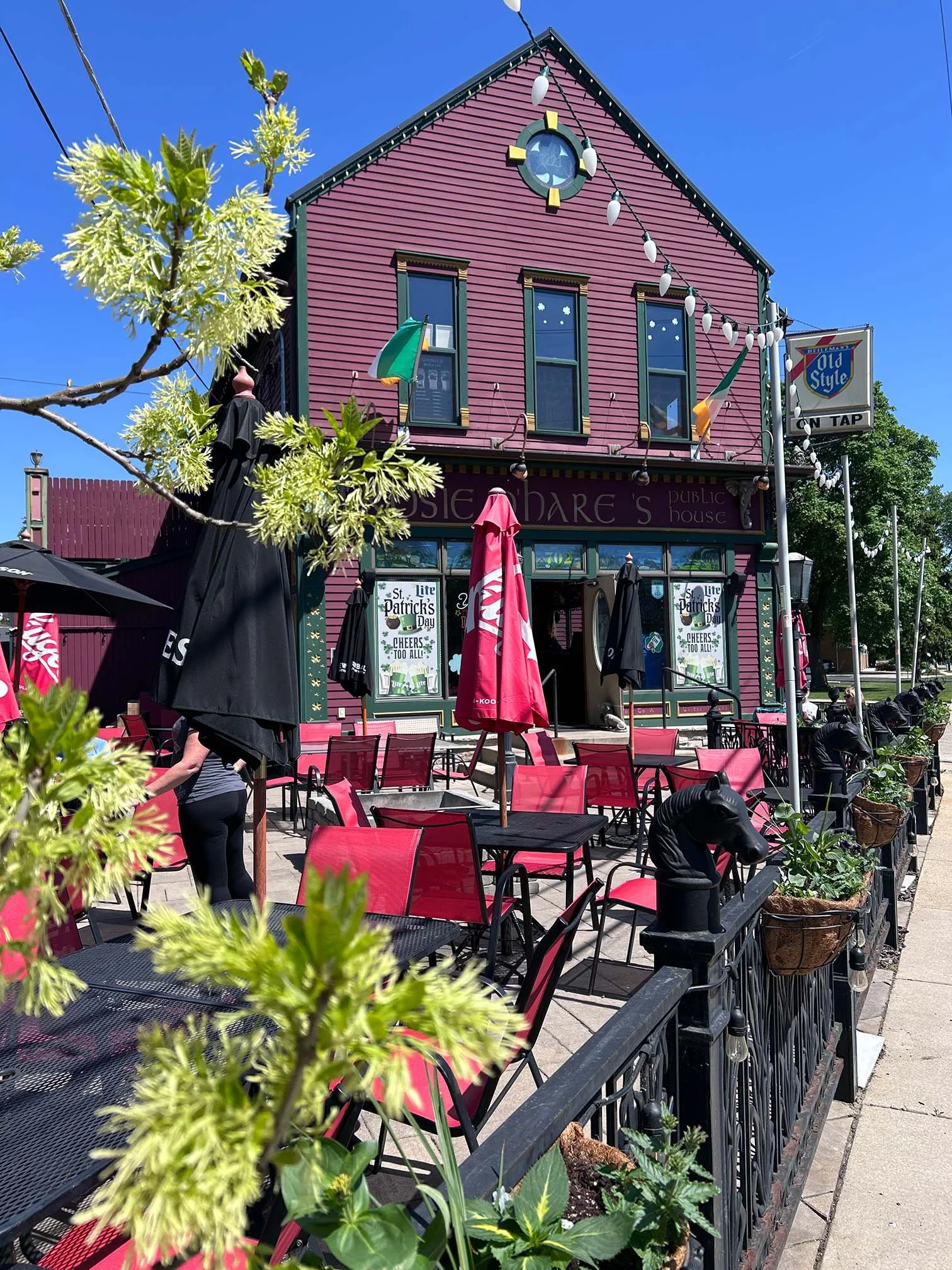 Rosies exterior summer.jpg