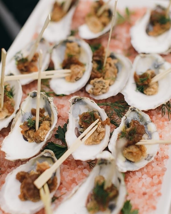 Oysters on a bed of pink Himalayan salt 🤤 - a perfectly pretty hors d'oeuvre for your wedding! // 📸: @tildeathdouspartyxo