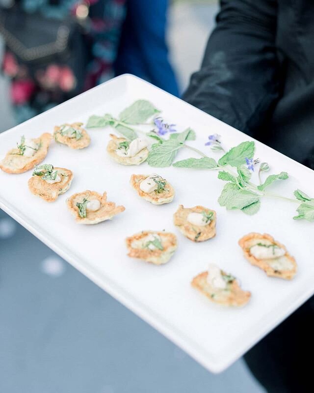 Such a lovely summery tray of bites! 🌿 These are our zucchini fritters with roasted garlic aioli and mint - a popular appetizer for our spring and summer events. And meatless too, for all the vegetarians in your headcount! 🥒&hearts;️ // 📸: @audraj