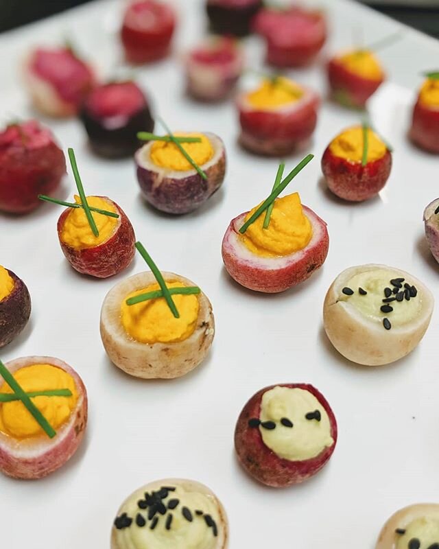 🌱 ☑️ Organic ☑️ Vegan ☑️ Local Produce 🌱 - Check out these cuties - Hummus trio: edamame, beet, and carrot hors d'oeuvres from a #corporateevent we did last week 🤗 #fbf