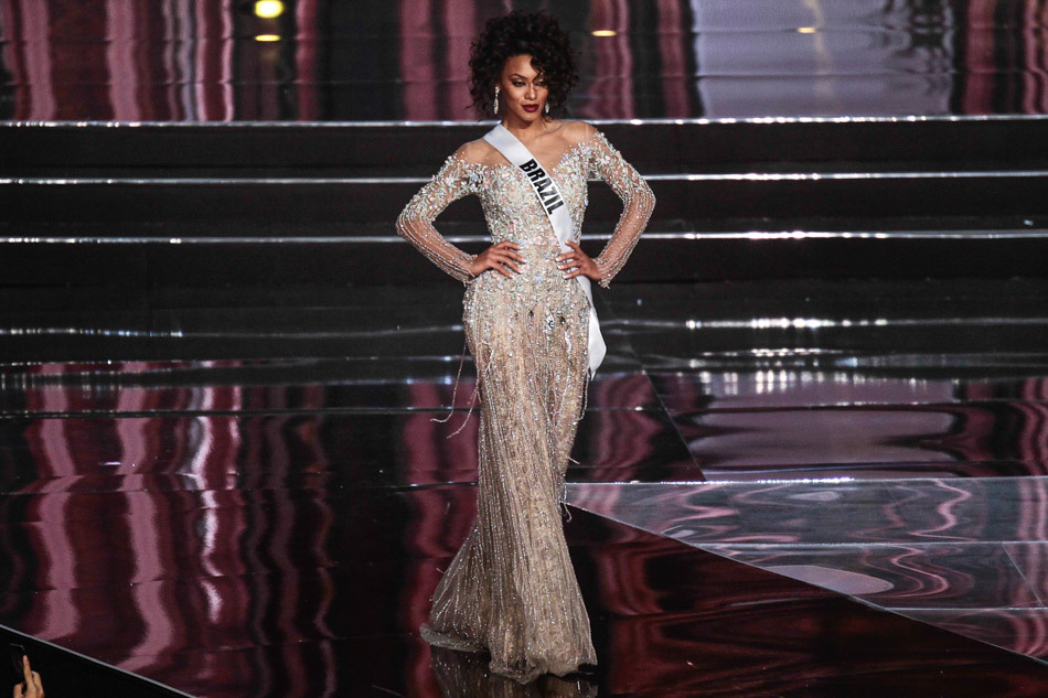 The ornate jewels of the gown shined onstage, and made this queen look just that much more regal.