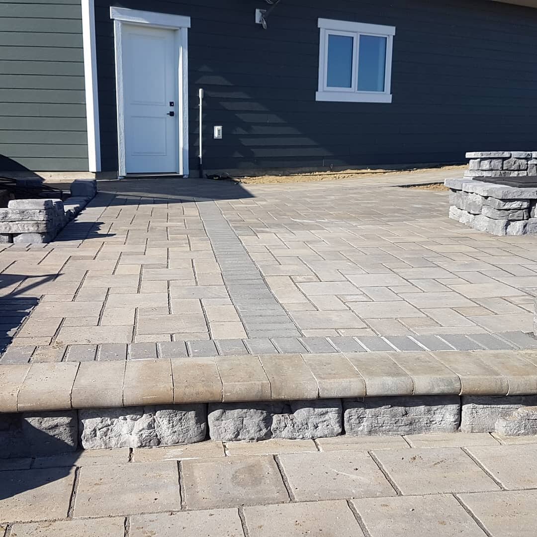 Firepit - patio. We are loving this Rosetta Belvedere wall.  #burnco #broderickgardencentre #barkmanconcrete #verano #belvederewall