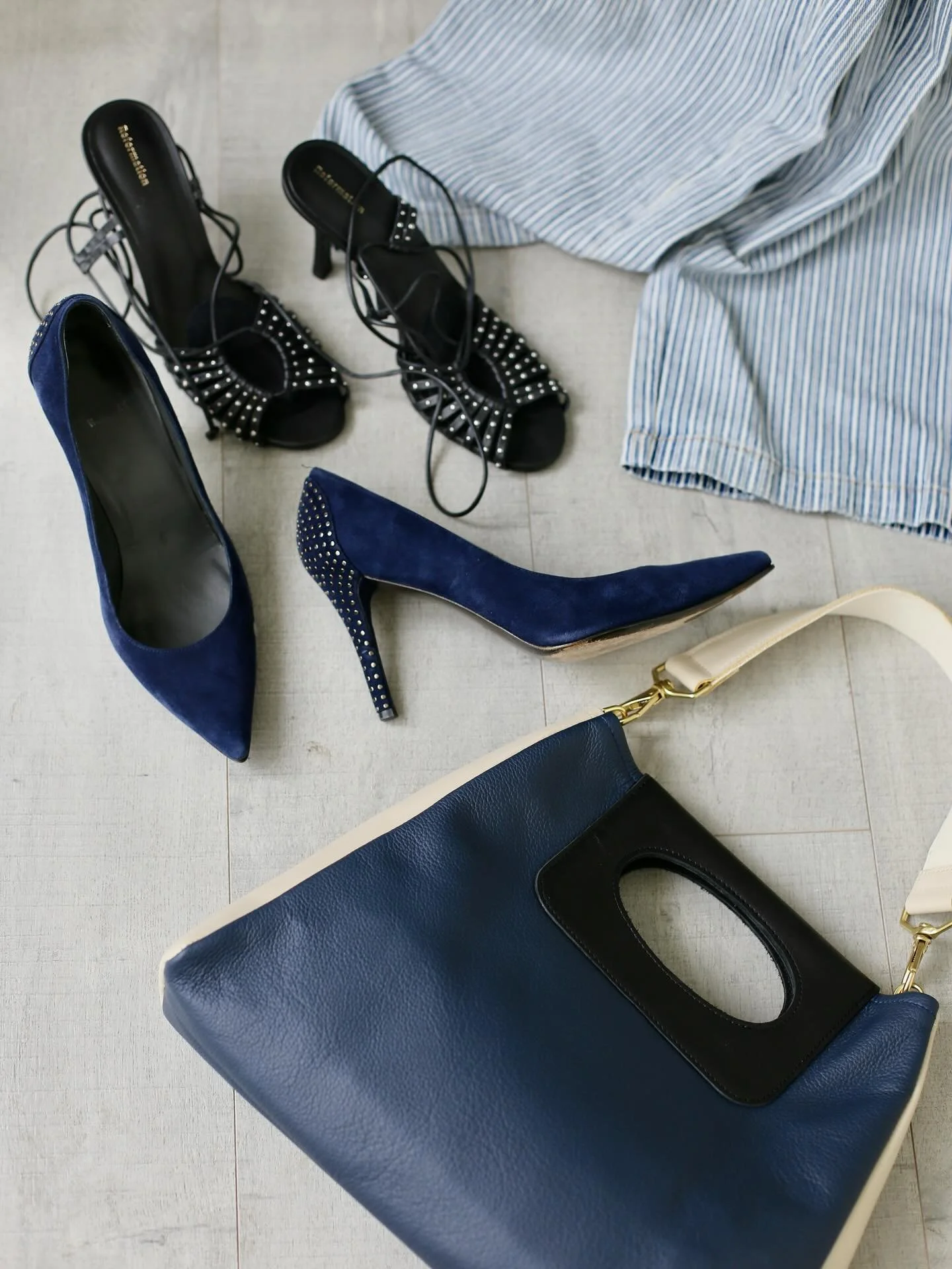 B L U E note.  BTS on a recent photoshoot with blue as the major theme.  Looking forward to sharing the images soon. 💙