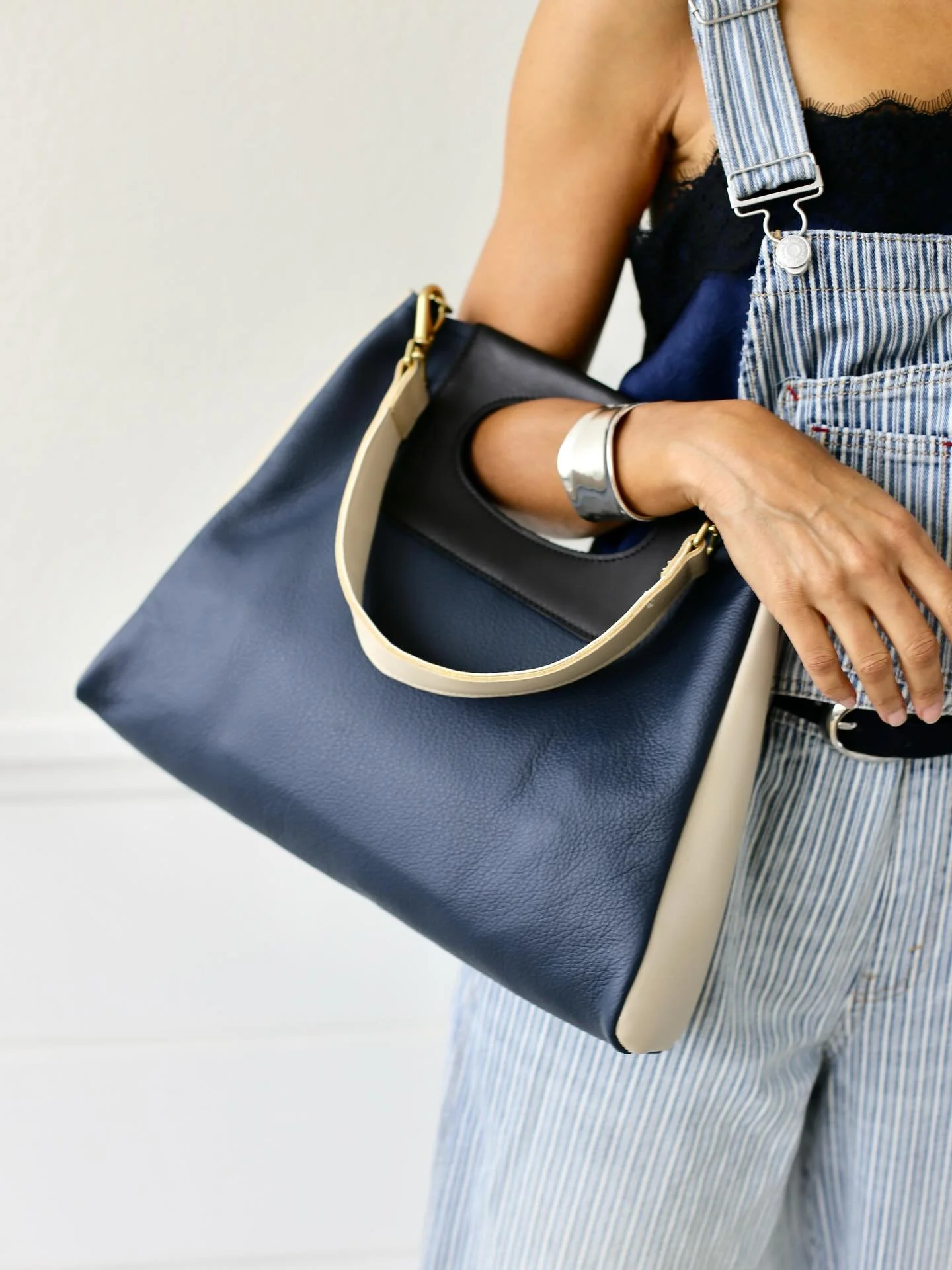 Effortless. Elevated. Endlessly wearable.

Meet The Cassie, the ultimate crossbody crafted in supple, softly pebbled leather.  Designed for style without compromise,  transitioning  seamlessly from day to night. 💙🖤🤍 model @tiffanyjwheat 📸 @debras