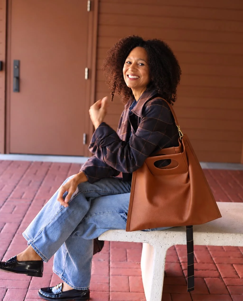 Suited for the season. 
The Classic Cass in Stinson Amber leather is perfectly suited for the season. Roomy enough for a laptop, flexible enough to fold into a clutch. Grab and go with the signature Cass handle, or slip it over your shoulder for a sl