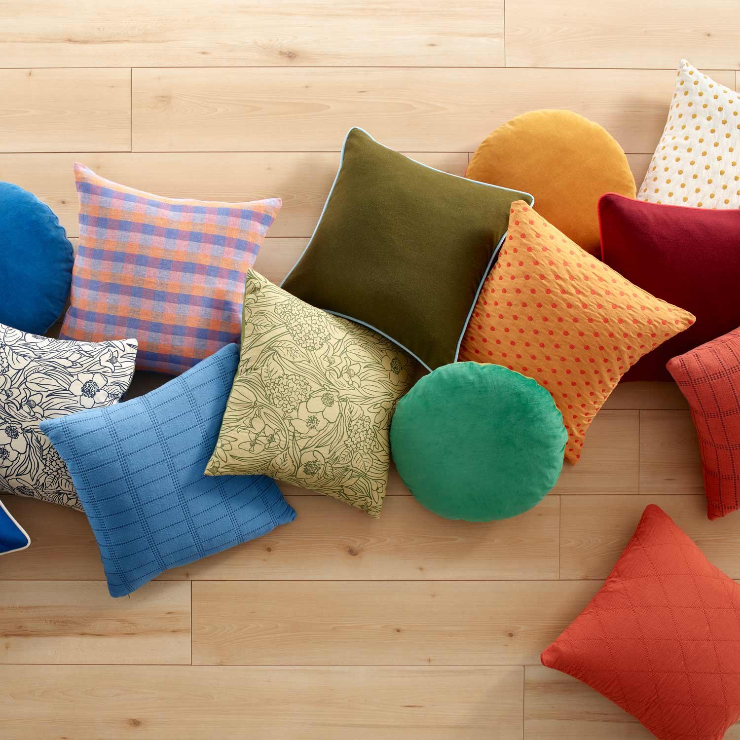 2023-1213_schoolhouse-spring-preview_spread-310-pillows_hero-v1_jim-bastardo-327_web.jpg