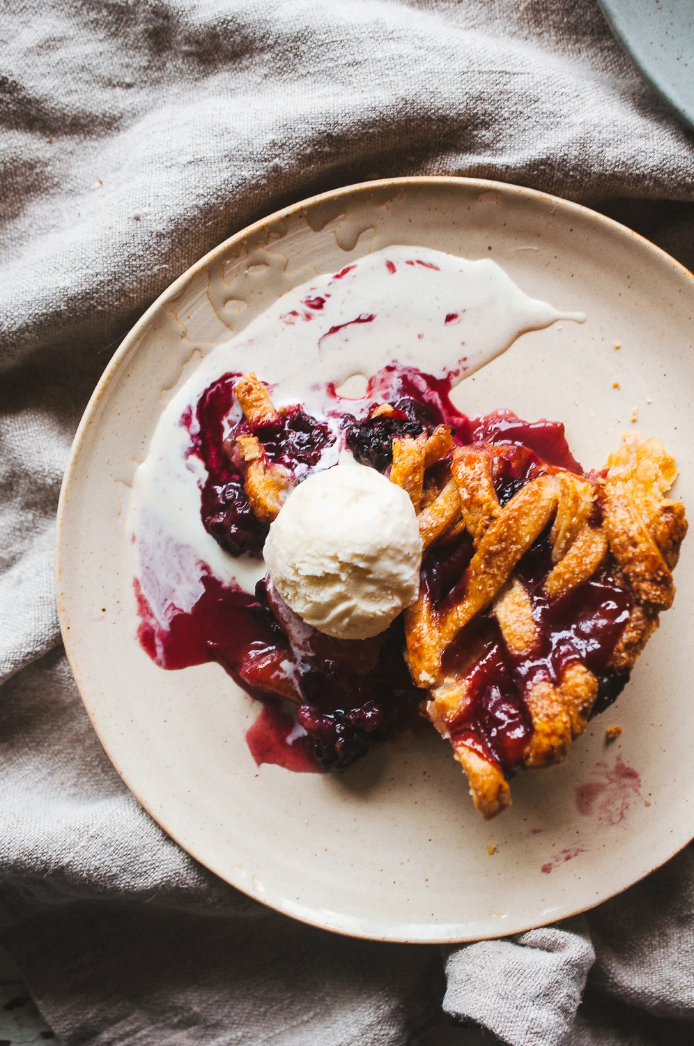 Peach blackberry pie 10.jpg
