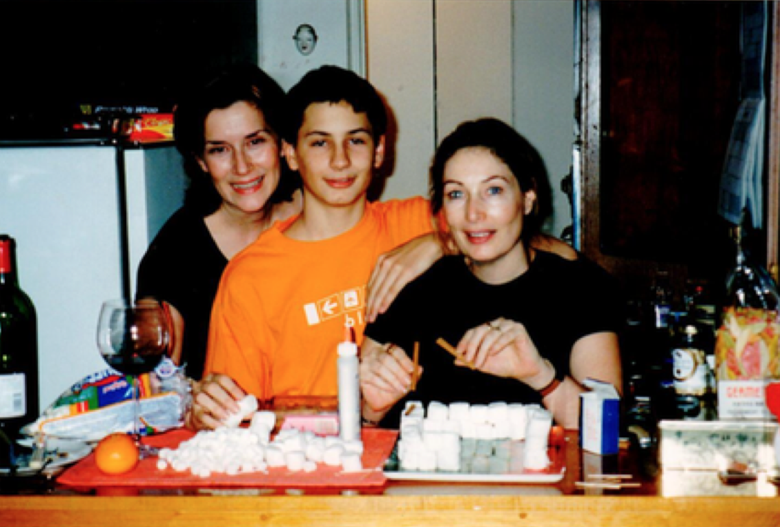 Gigi, Paris & Caro making a gingerbread house
