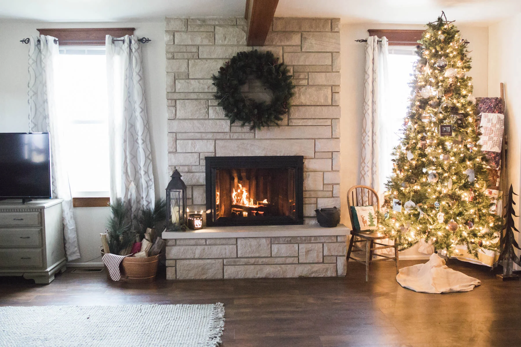 shotbychelsea_christmas_farmhouse_decor-2.jpg