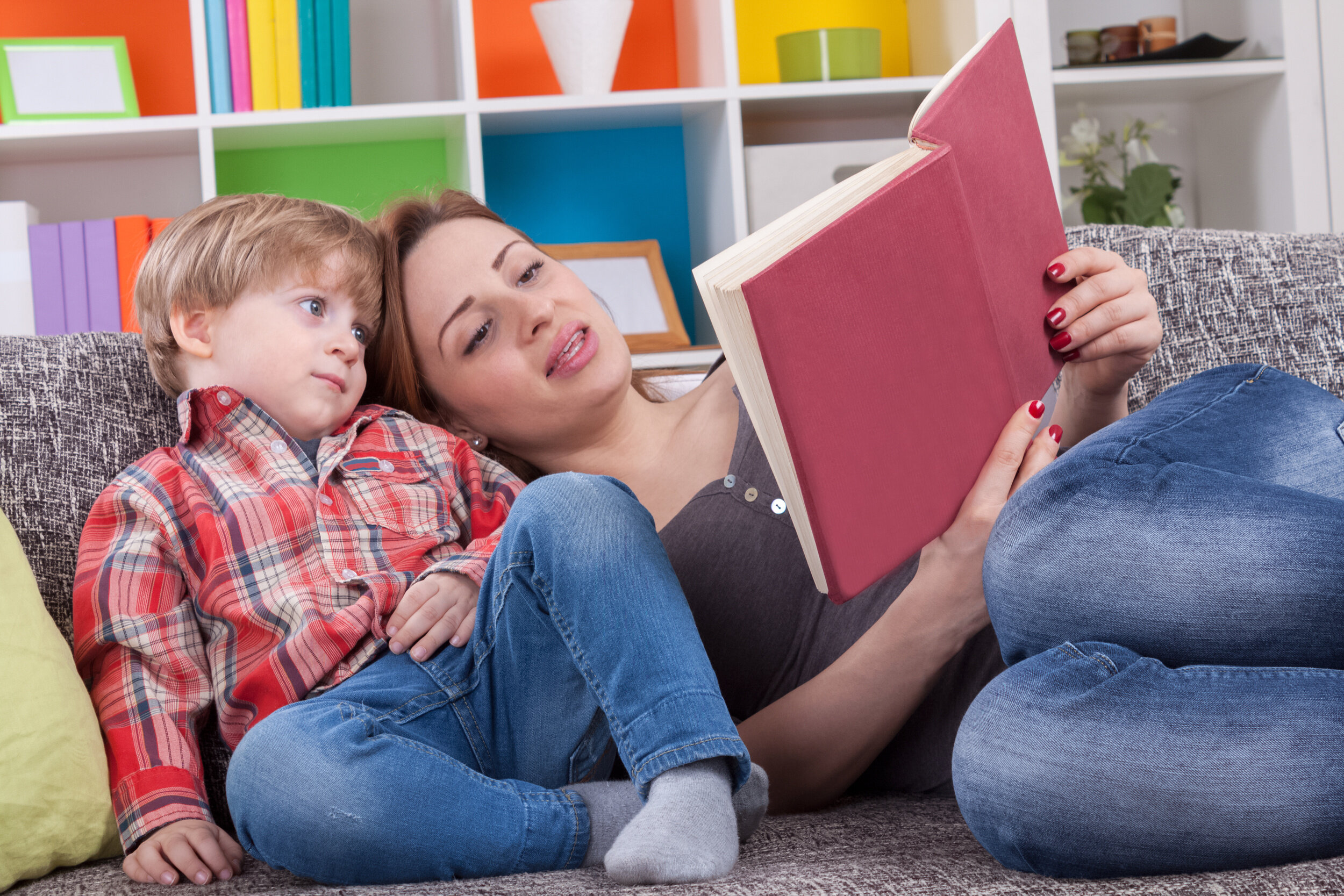 Читать сын хочет маму. Чтение для детей. Мама читает ребенку. Книги для детей. Мама читает книгу ребенку.