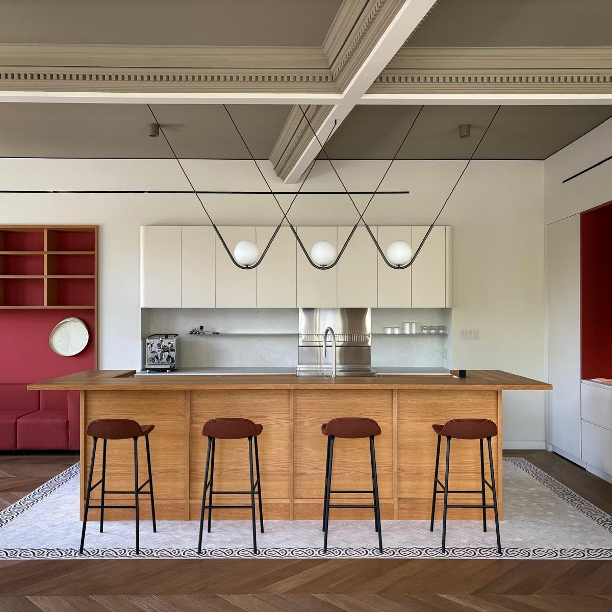 J'aime tellement ces tabourets Form de Normann Copenhagen ❤️. Commande faite chez Jamais Assez, juste avant qu'ils ne ferment boutique 😢. Si vous connaissez un autre magasin &agrave; Montr&eacute;al qui distribue les produits Normann Copenhagen, lai