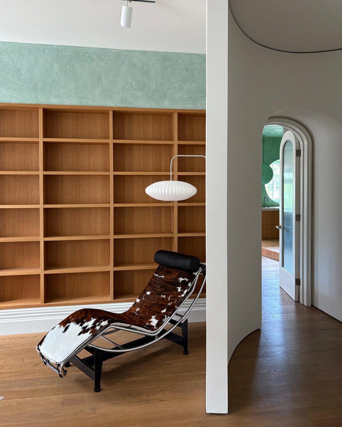 Nelson Bubble Saucer wall lamp over LC4 pony long chair