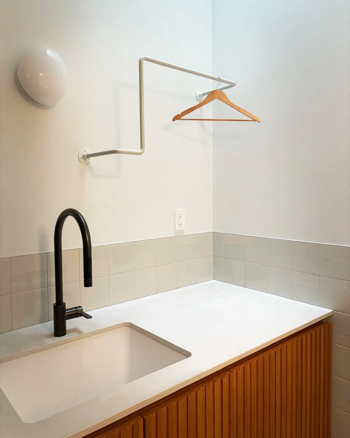 Prettier than a drying rack. Tringle dans une salle de lavage par @ateliergrismtl