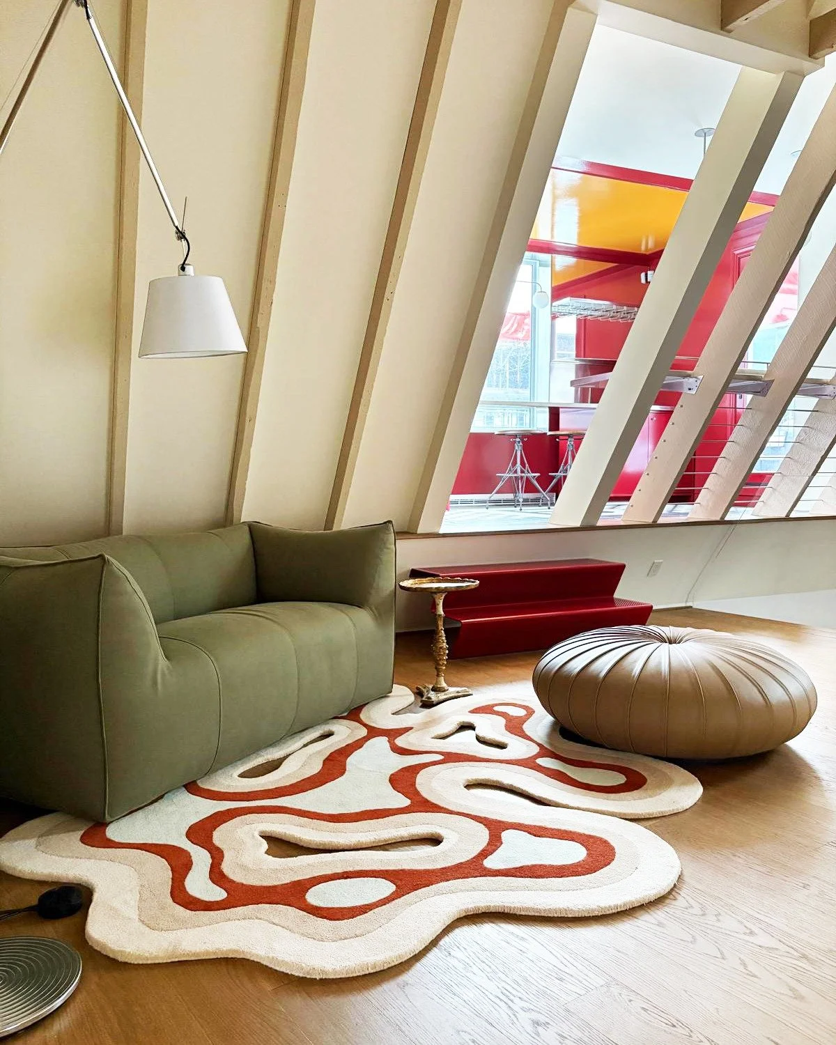 Sofa Bimbambola par Mario Bellini, valley rug par @mushstudios &amp; lampe vintage Tolomeo trouv&eacute;e chez @sejour.studio