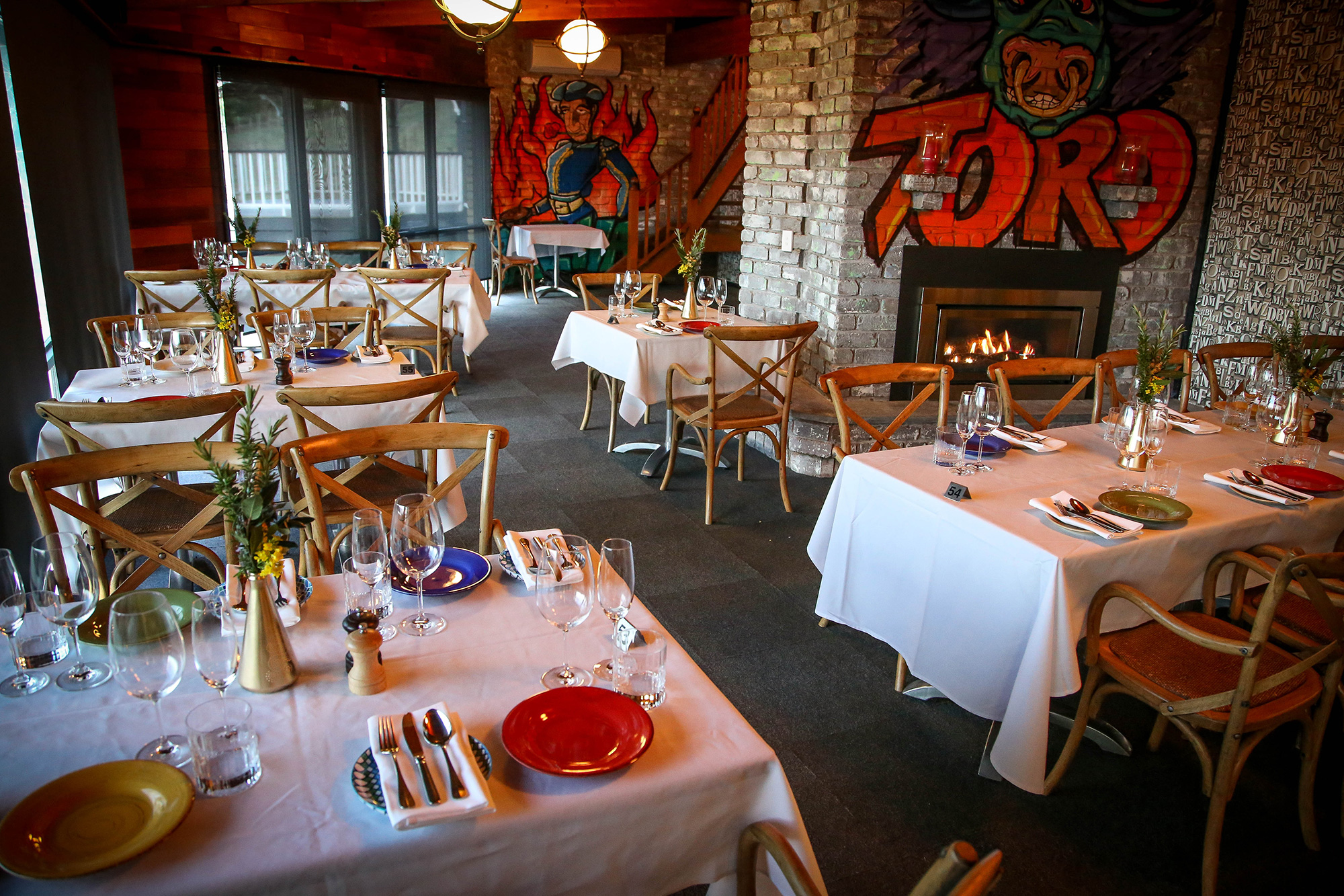 Di-Vine-Restaurant-Seating1.jpg