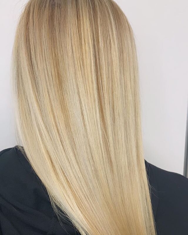 Ah it feels soo good to transform my clients from quarantine hair.. this buttery blonde gives me all the feels! Swipe to see the before
&bull;
&bull;
&bull;
#babylights #balayage #basebump #olaplex #aiirprofessional #framar #colortrak #quarantinehair